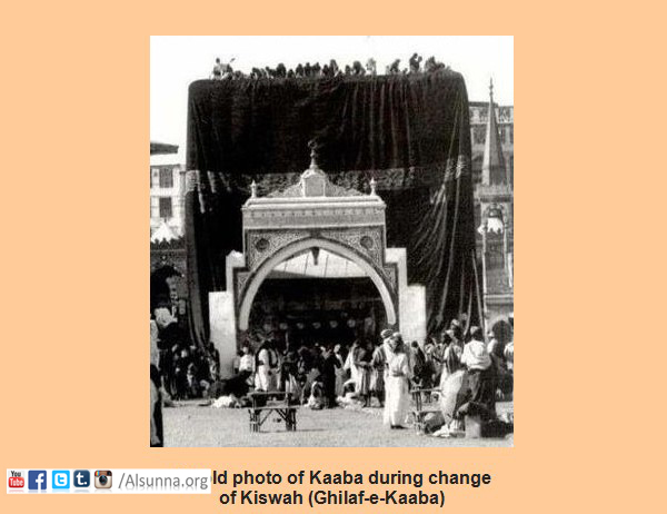 Rare-Photos-of-Mecca-An-old-picture-of-Kaaba-during-change-of-ghilaf-e-Kaaba-Kiswah-Old-Rare-Pictures-of-Makkah
