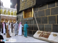 Photos-of-Mecca-Holy-Kaabas-cover-ghilaf-e-Kaaba-Kiswah-is-being-changed-Pictures-of-Makkah
